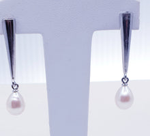 Load image into Gallery viewer, Fresh Water Pearl Earrings
