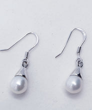 Load image into Gallery viewer, Sterling Silver Fresh Water Pearl Earings
